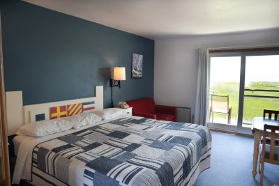 King room with blue comforter